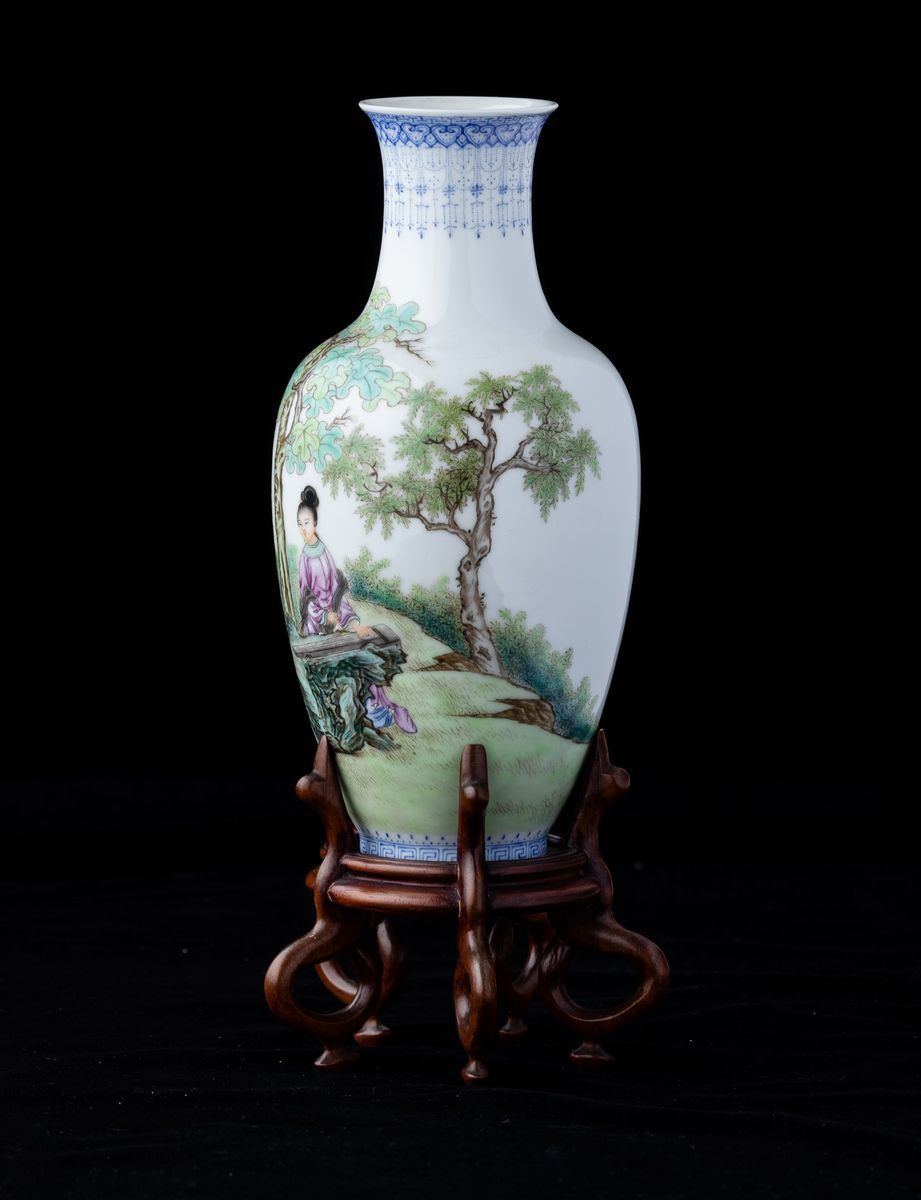 Vaso in Porcellana con Figure di Fanciulle Entro Paesaggio e Iscrizioni, Cina, Repubblica, XX Sec...