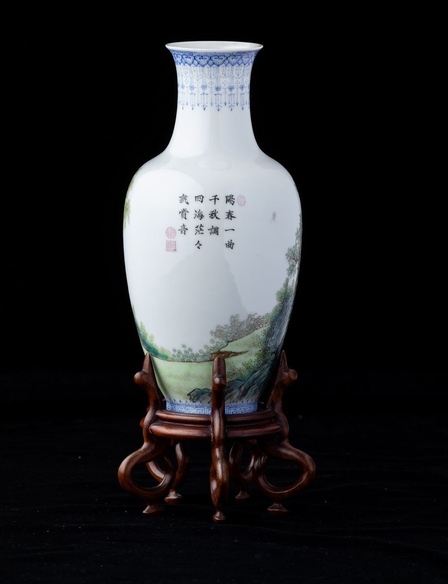 Vaso in Porcellana con Figure di Fanciulle Entro Paesaggio e Iscrizioni, Cina, Repubblica, XX Sec...