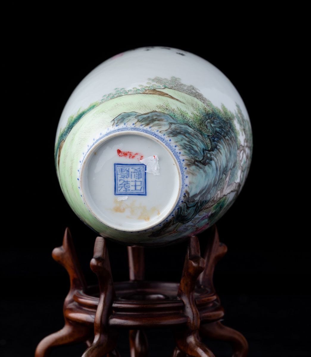 Vaso in Porcellana con Figure di Fanciulle Entro Paesaggio e Iscrizioni, Cina, Repubblica, XX Sec...
