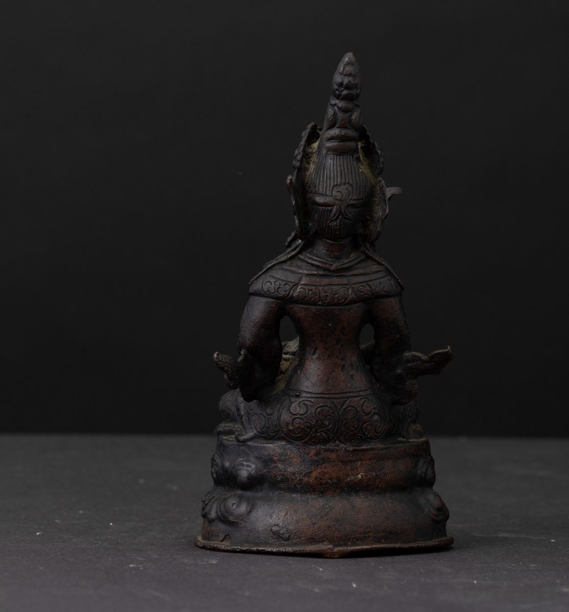 Figura di Divinità Seduta su Doppio Fiore di Loto in Bronzo, Nepal, XIX Secolo