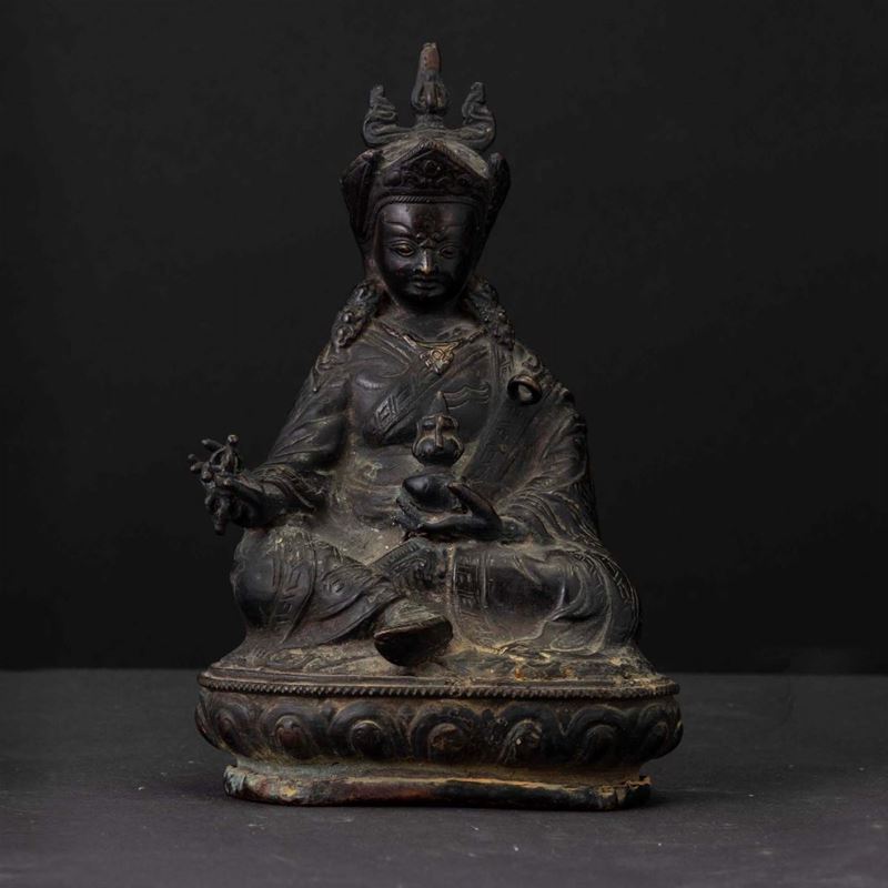 Figura di divinità seduta su fiore di loto in bronzo, Buthan, XIX secolo  - Asta Chinese Works of Art - II - Cambi Casa d'Aste