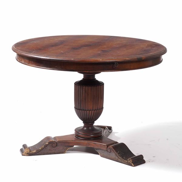 Tavolo tondo in legno. XIX secolo
