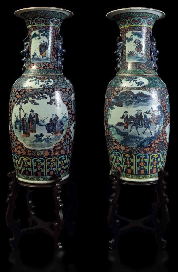 Importante coppia di grandi vasi in porcellana Doucai con figure di draghi a rilievo, decori floreali e scene di vita comune sui toni del blu e del rosso ferro entro riserve sagomate, Cina, Dinastia Qing, epoca Daoguang (1821-1850)