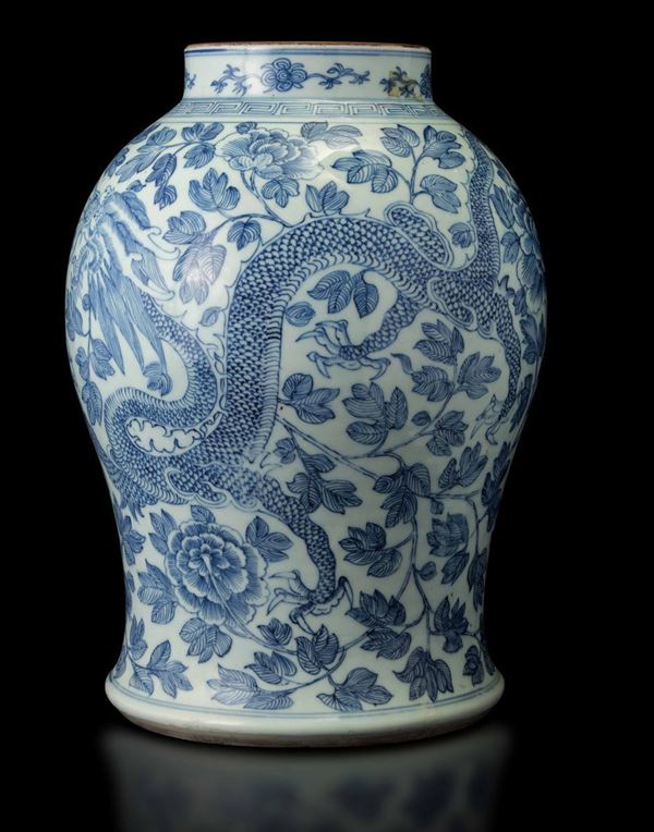 Vaso in porcellana bianca e blu con peonie, figure di draghi e fenici, Cina, Dinastia Qing, XIX secolo