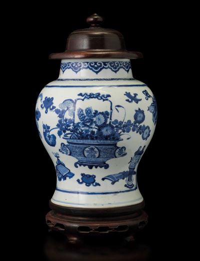 Potiche in Porcellana Bianca e Blu con Coperchio in Legno e Decoro Naturalistico, Cina, Dinastia ...