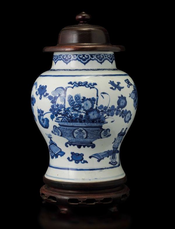 Potiche in porcellana bianca e blu con coperchio in legno e decoro naturalistico, Cina, Dinastia Qing, epoca Kangxi (1662-1722)
