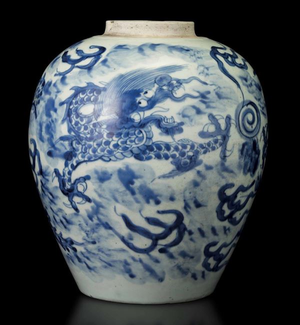 Vaso in porcellana bianca e blu con figura di drago tra le nuvole, Cina, Dinastia Qing, XIX secolo