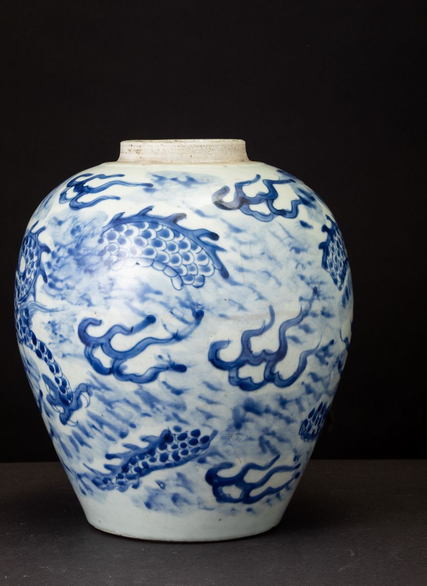 Vaso in Porcellana Bianca e Blu con Figura di Drago tra le Nuvole, Cina, Dinastia Qing, XIX Secol...
