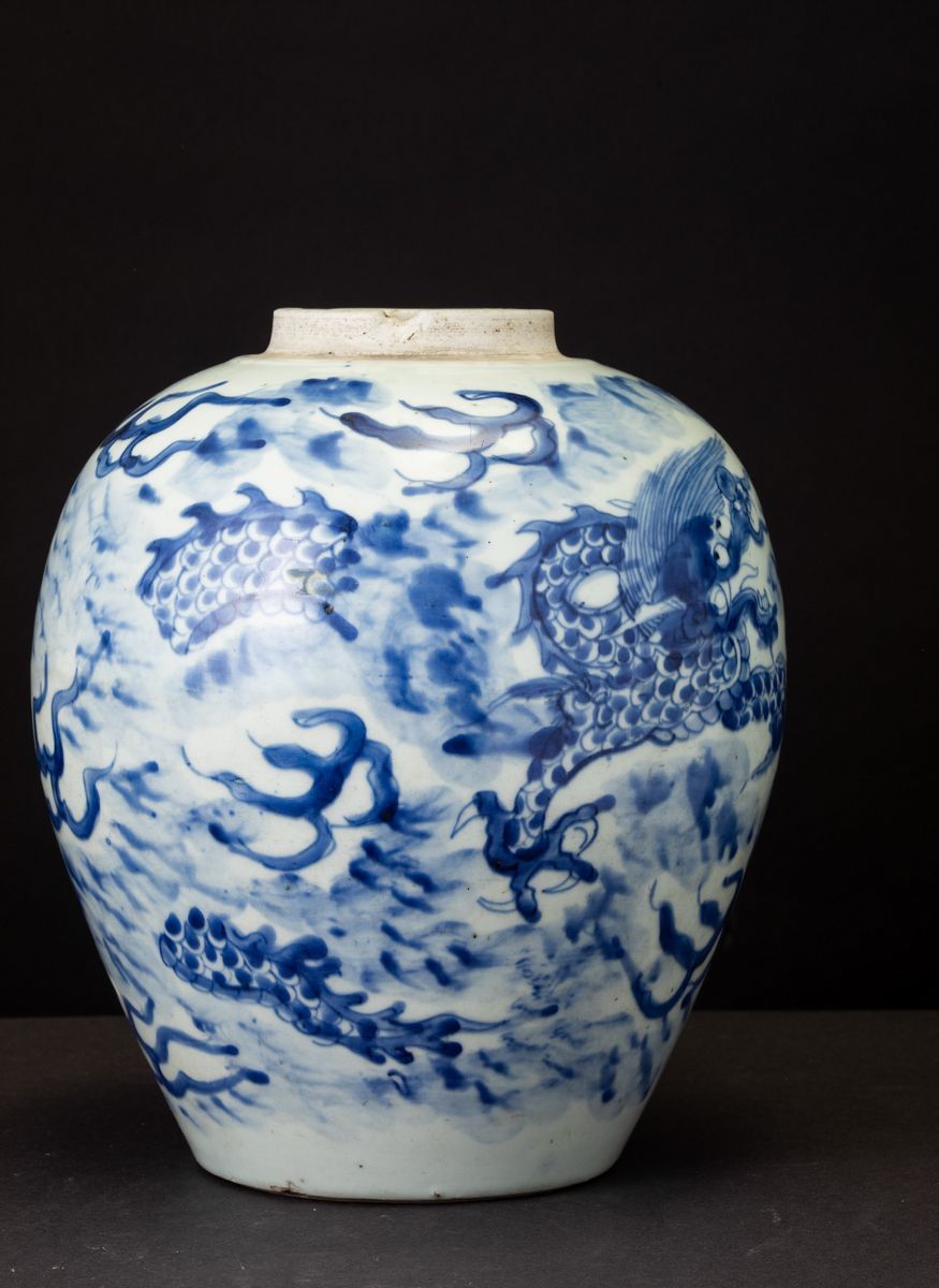 Vaso in Porcellana Bianca e Blu con Figura di Drago tra le Nuvole, Cina, Dinastia Qing, XIX Secol...