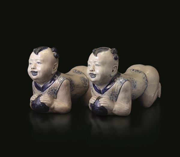 Coppia di cuscini in porcellana raffiguranti bambini, Cina, Dinastia Qing, XIX secolo