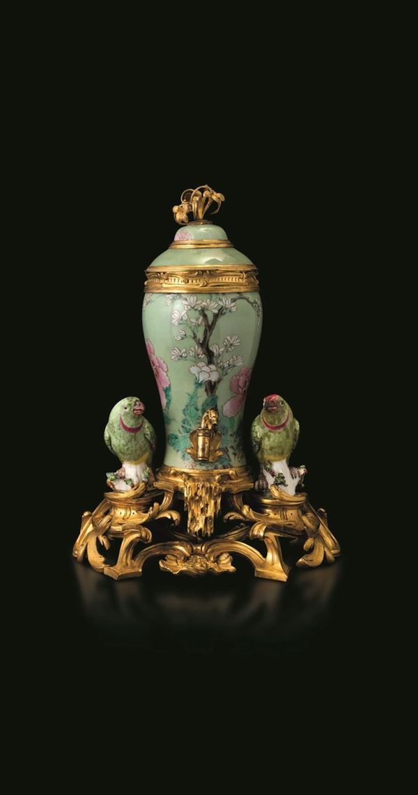Potiche in porcellana raffigurante soggetto naturalistico su fondo Celadon, Cina, Dinastia Qing, XIX  [..]