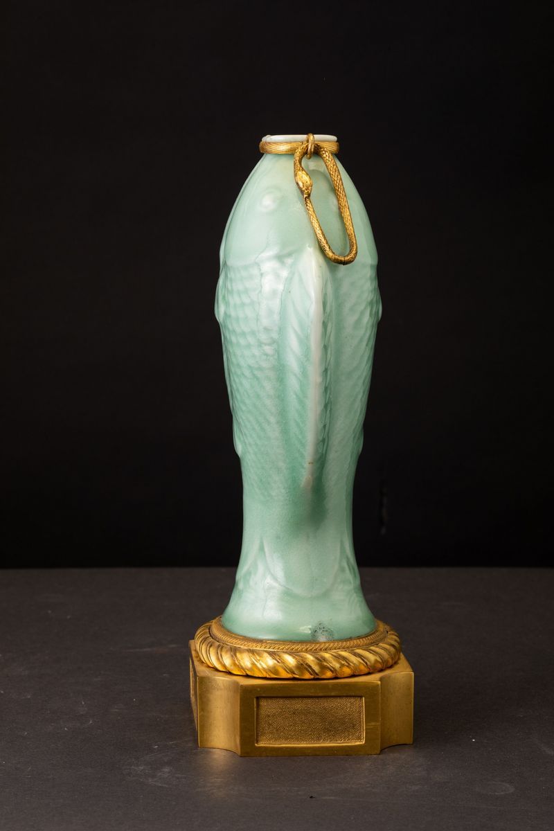 Vaso in Porcellana Color Celadon a Foggia di Doppio Pesce, Cina, Dinastia Qing, XVIII Secolo