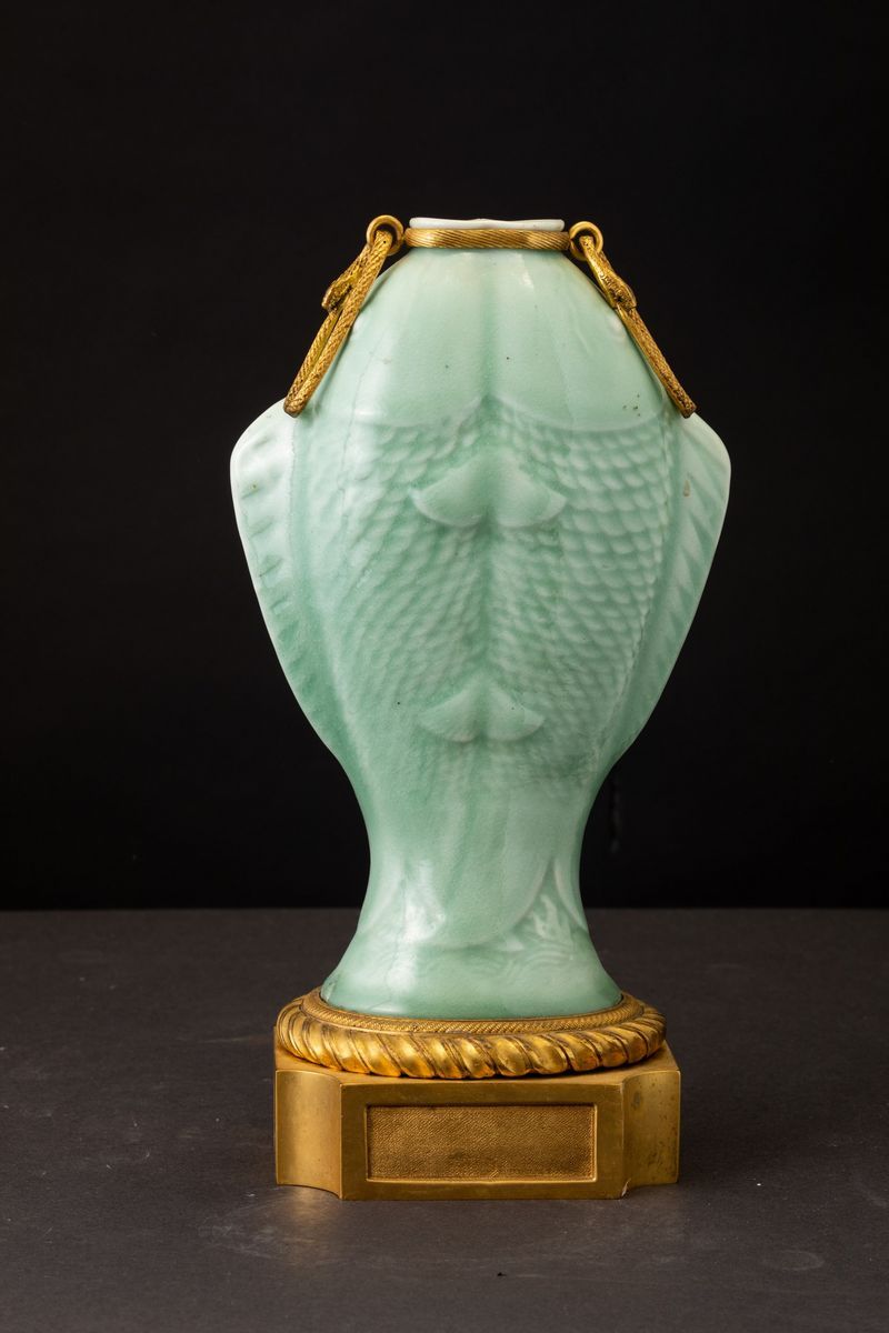 Vaso in Porcellana Color Celadon a Foggia di Doppio Pesce, Cina, Dinastia Qing, XVIII Secolo