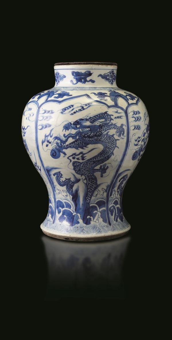 Vaso in porcellana bianca e blu con figure di draghi e simboli buddisti, Cina, Dinastia Qing, epoca Qianlong (1736-1796)
