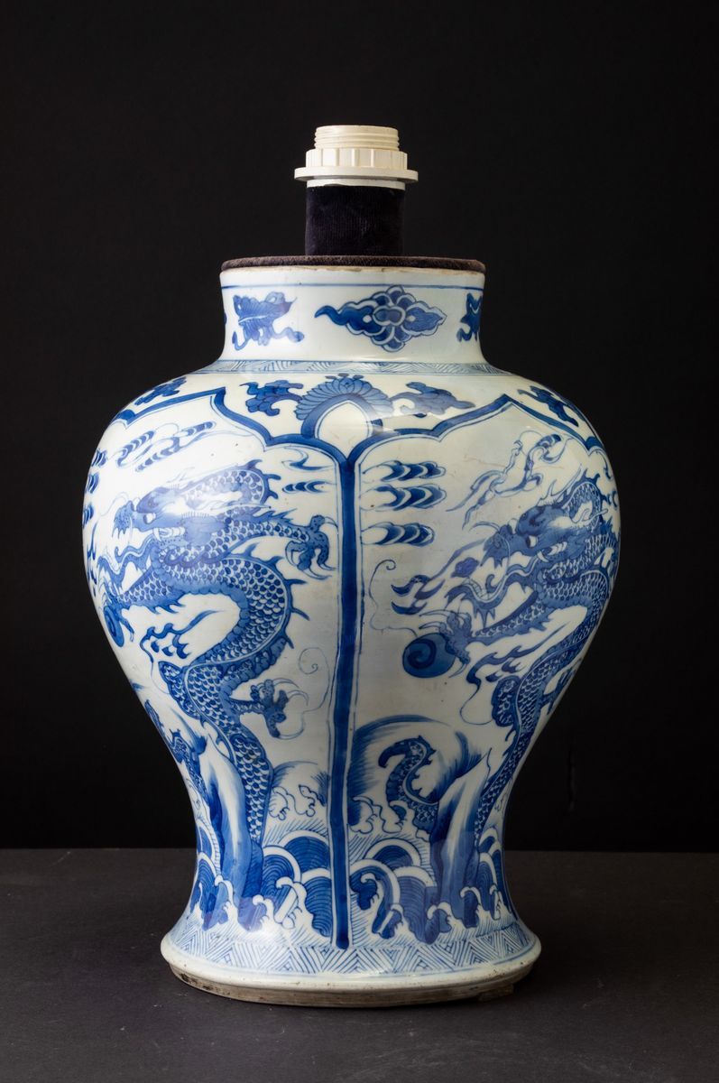 Vaso in Porcellana Bianca e Blu con Figure di Draghi e Simboli Buddisti, Cina, Dinastia Qing, Epo...