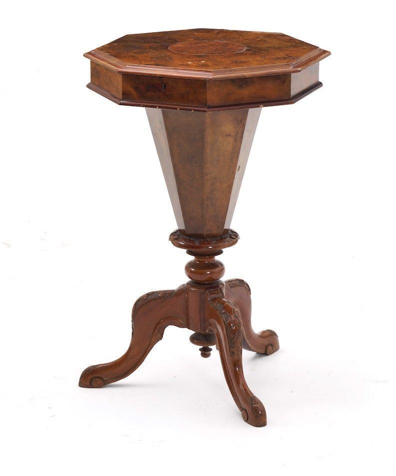 Tavolino da lavoro lastronato in radica, Inghilterra XIX-XX secolo  - Asta Antiquariato Aprile | Cambi Time - Cambi Casa d'Aste