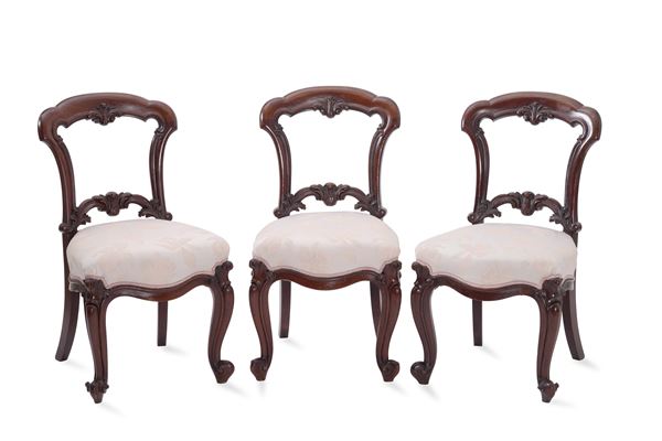 Gruppo di tre sedie in mogano in stile