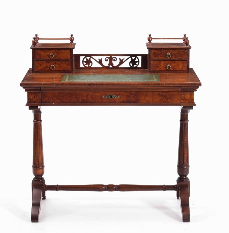 Scrittoio con alzata lastronato in piuma di mogano, XIX secolo   - Auction Antique April | Cambi Time - Cambi Casa d'Aste