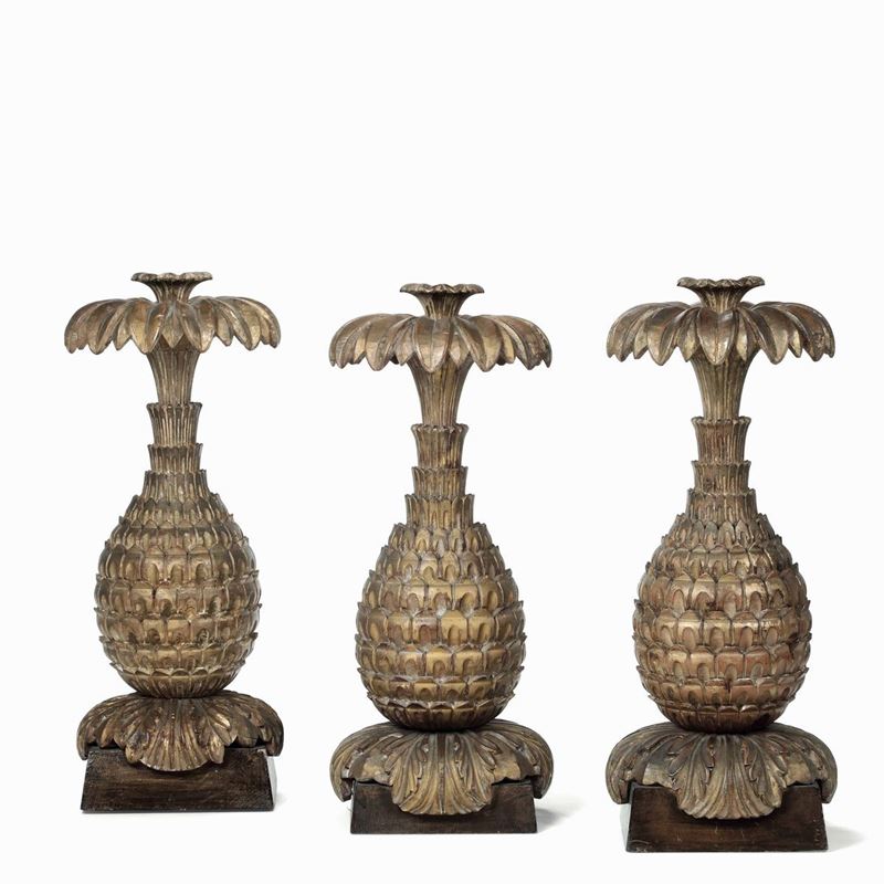 Tre lampade in legno dorato in forma di palma. XX secolo  - Asta Dimore Italiane - Cambi Casa d'Aste