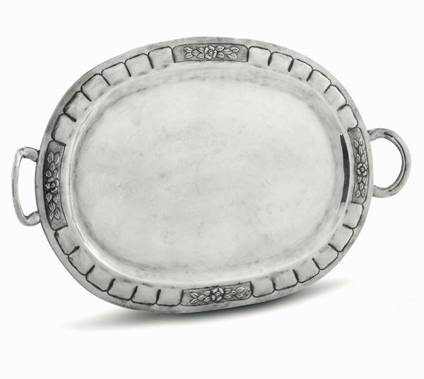 Vassoio ovale biansato in argento sterling fuso, sbalzato e cesellato. Manifattura del XX secolo