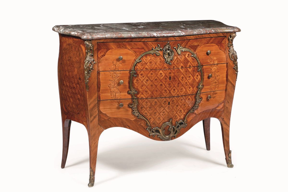 Commode Luigi XV Lastronata in Bois De Rose e Bois De Violette e Intarsiata. Jacques Dubois (1693...