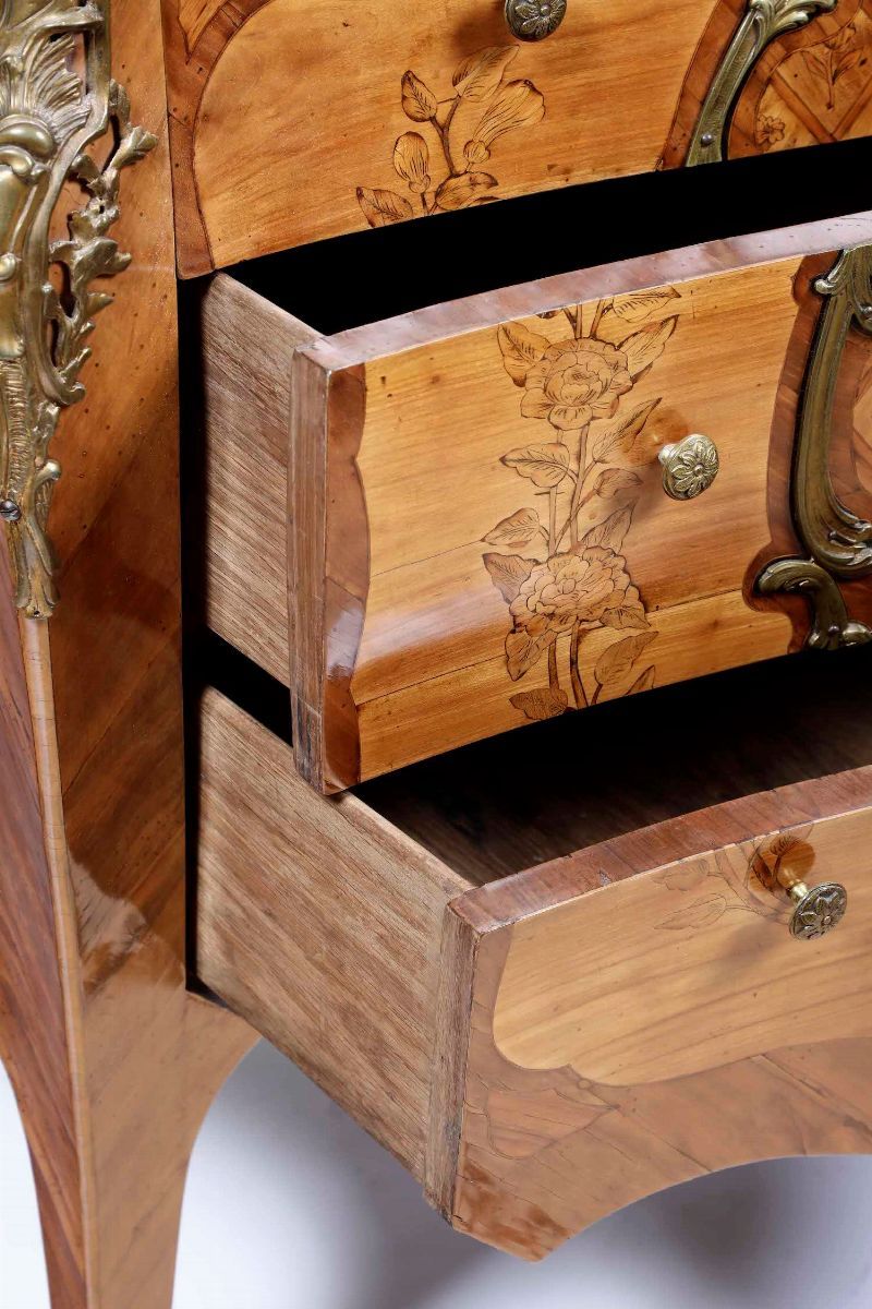 Commode Luigi XV Lastronata in Bois De Rose e Bois De Violette e Intarsiata. Jacques Dubois (1693...