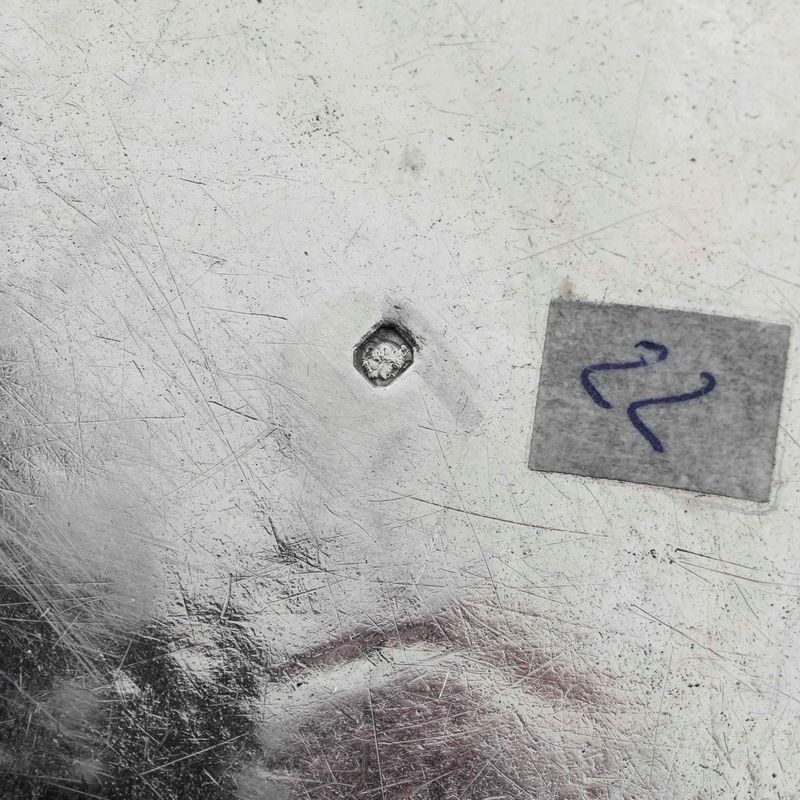 Lotto di oggetti in argento: piatto e vassoio decorati, vasetto con anse a serpenti