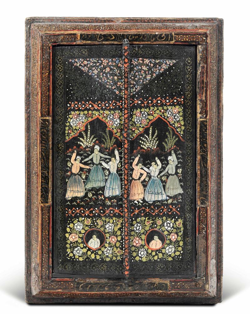 Specchio con cornice in legno dipinto a due ante. Persia, XIX secolo  - Asta Dimore Italiane - Cambi Casa d'Aste