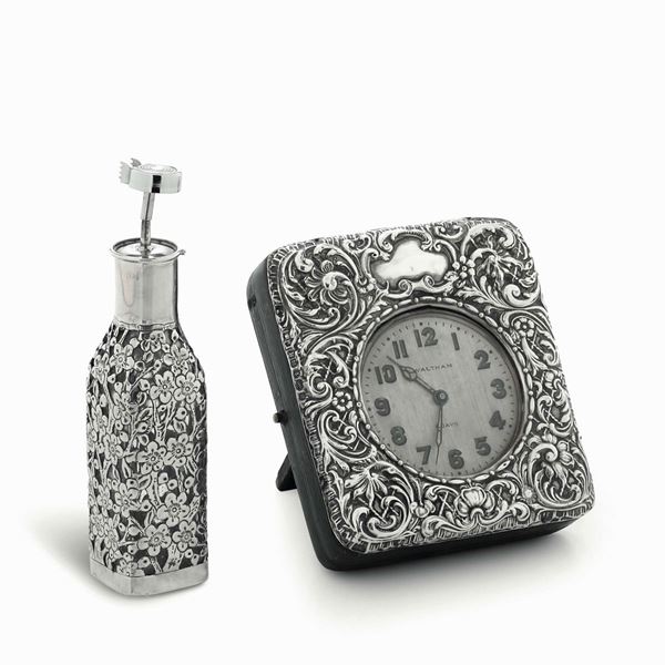 Lotto composto da una boccetta porta profumo e un orologio da viaggio in custodia. Inghilterra, XX secolo