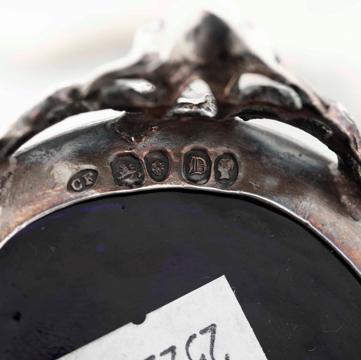 Lotto di Due Mostardiere in Argento e Tre Posate. Inghilterra e Italia XX Secolo