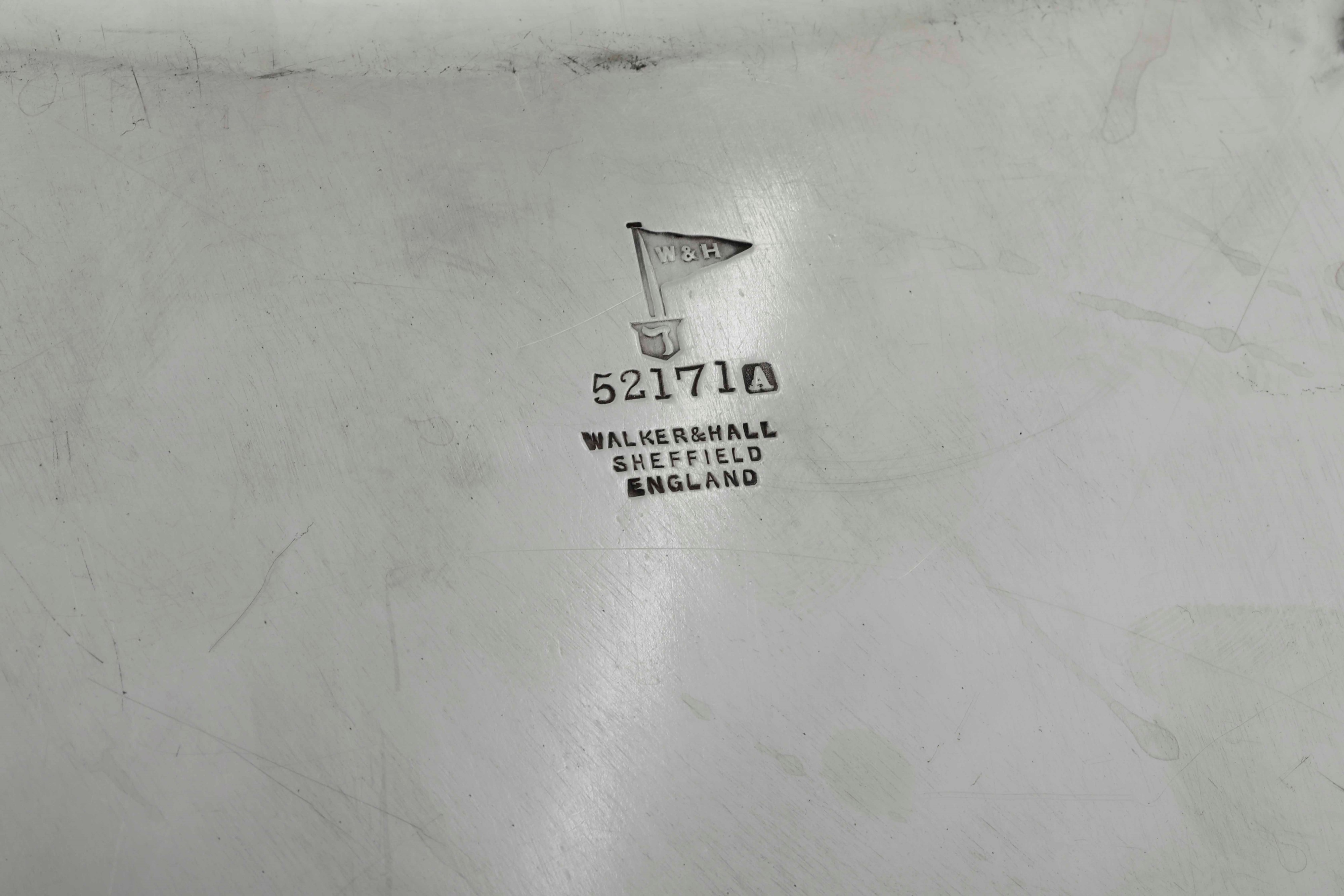 Legumiera in metallo argentato, Inghilterra, XX secolo