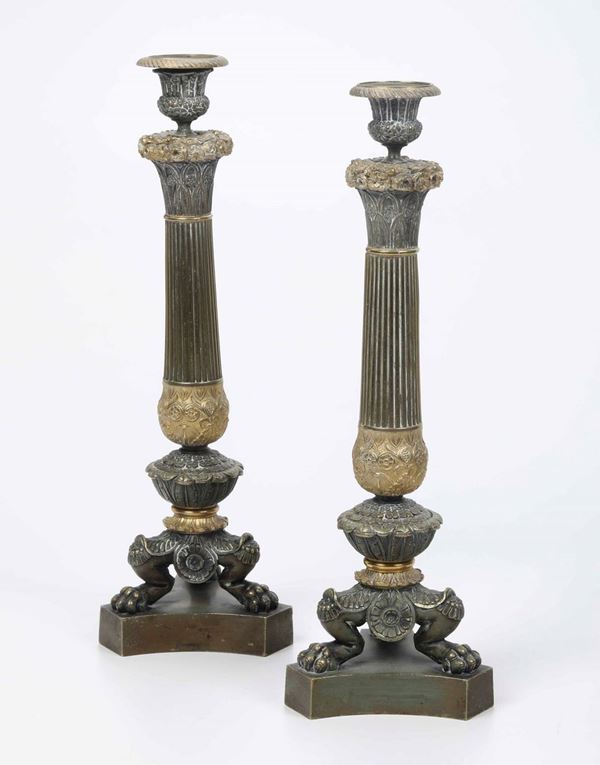 Coppia di candelieri. Bronzo fuso, dorato e patinato. Manifattura del XIX-XX secolo