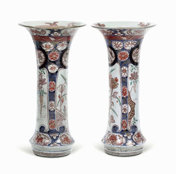 Coppia di vasi a tromba in porcellana Imari con scene naturalistiche entro riserve e decori floreali. Giappone, XVIII-XIX secolo