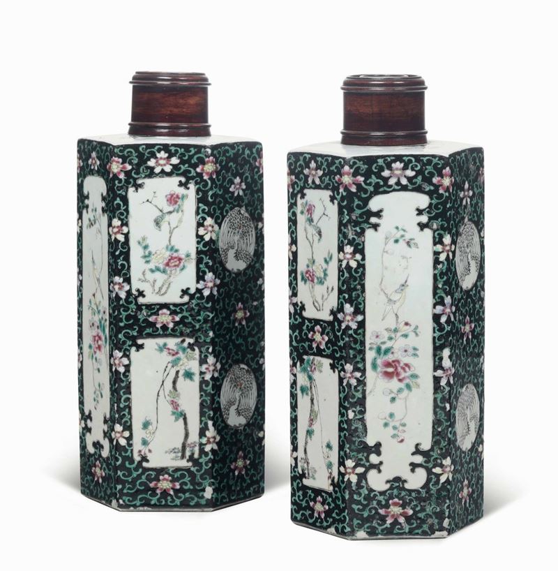 Coppia di bottiglie esagonali in porcellana Famiglia Rosa, Cina, Dinastia Qing, XIX secolo  - Auction Italian Mansions - Cambi Casa d'Aste
