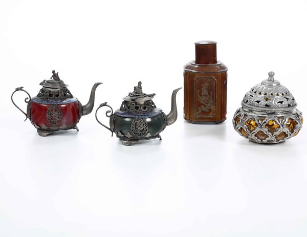 Lotto composto da due teiere cloisonné, un vaso e un porta tè. Manifattura orientale, XX secolo
