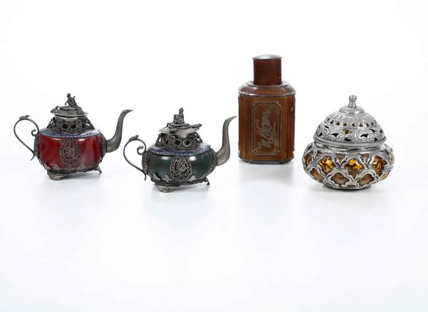 Lotto composto da due teiere cloisonnées, un vaso e un porta tè. Manifattura orientale, XX secolo