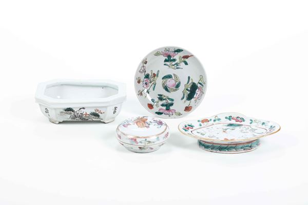 Lotto composto da una scatola circolare, un piattino, un vassoio ed una ciotola rettangolare con ideogrammi in porcellana Famiglia Rosa, Cina, Dinastia Qing, XIX secolo