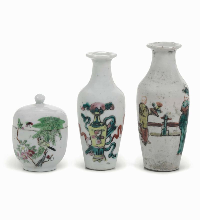 Lotto di tre vasetti in porcellana Famiglia Verde, Cina, Dinastia Qing, XIX secolo  - Asta Dimore Italiane - Cambi Casa d'Aste