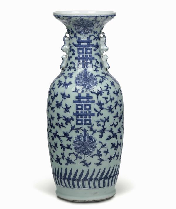 Vaso in porcellana bianca e blu con figure di draghetti a rilievo, decori floreali e ideogrammi, Cina, Dinastia Qing, XIX secolo