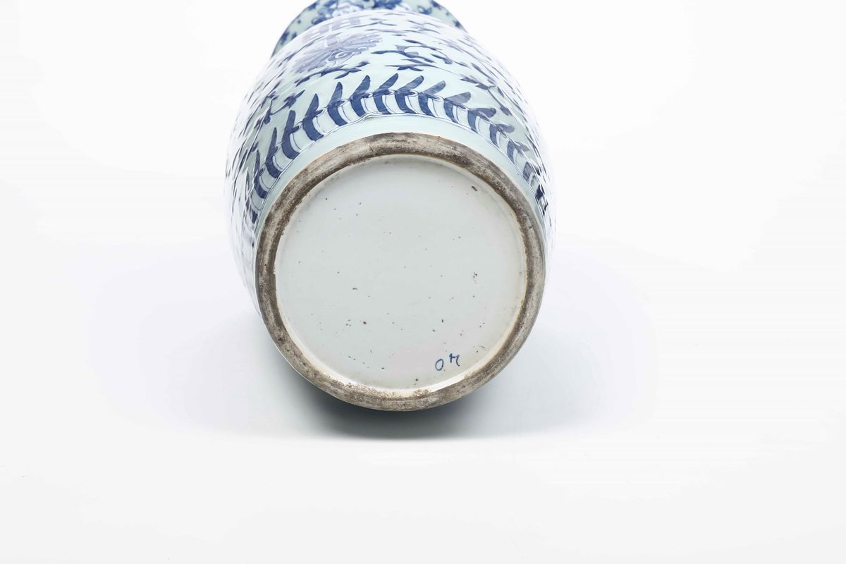 Vaso in Porcellana Bianca e Blu con Figure di Draghetti a Rilievo, Decori Floreali e Ideogrammi, ...