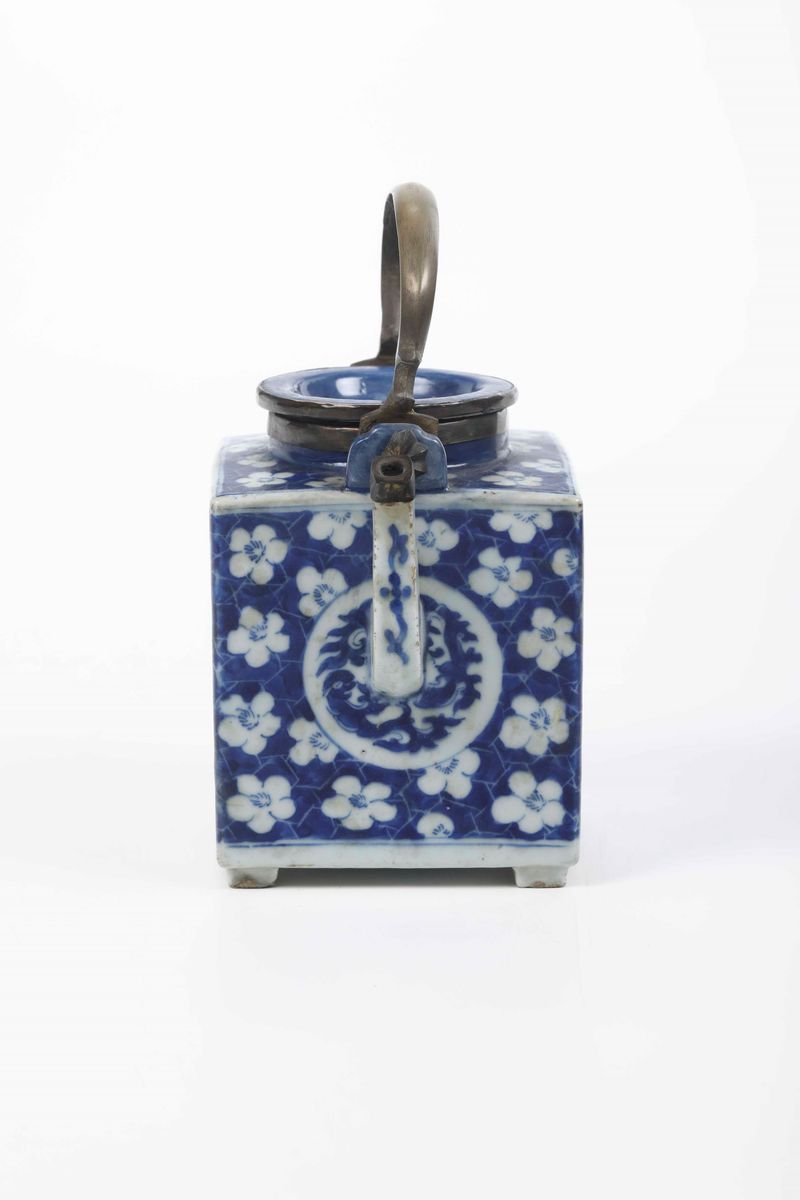 Teiera in Porcellana Bianca e Blu con Decori Floreali e Figure di Draghi Entro Riserve, Cina, Din...