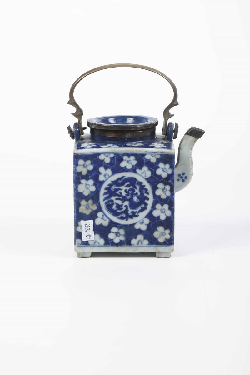 Teiera in Porcellana Bianca e Blu con Decori Floreali e Figure di Draghi Entro Riserve, Cina, Din...