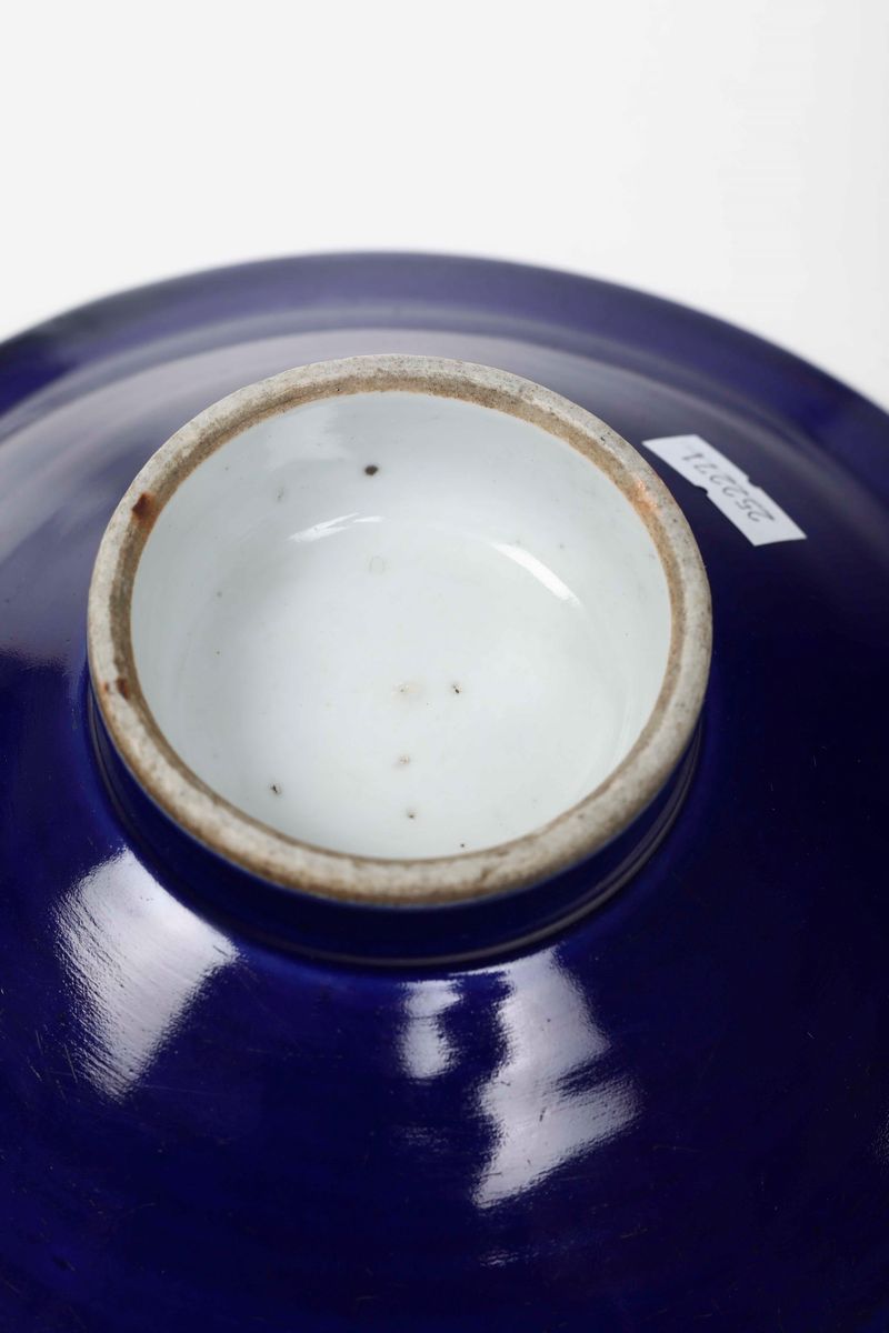 Alzatina in Porcellana con Decori Floreali su Fondo Blu, Cina, XX Secolo