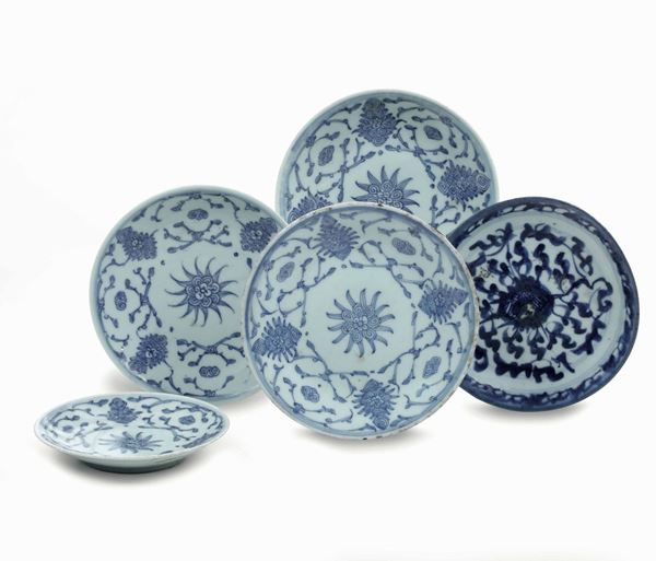 Lotto composto da cinque piatti in porcellana bianca e blu con decori naturalistici, Cina, Dinastia Qing, XVIII-XIX secolo