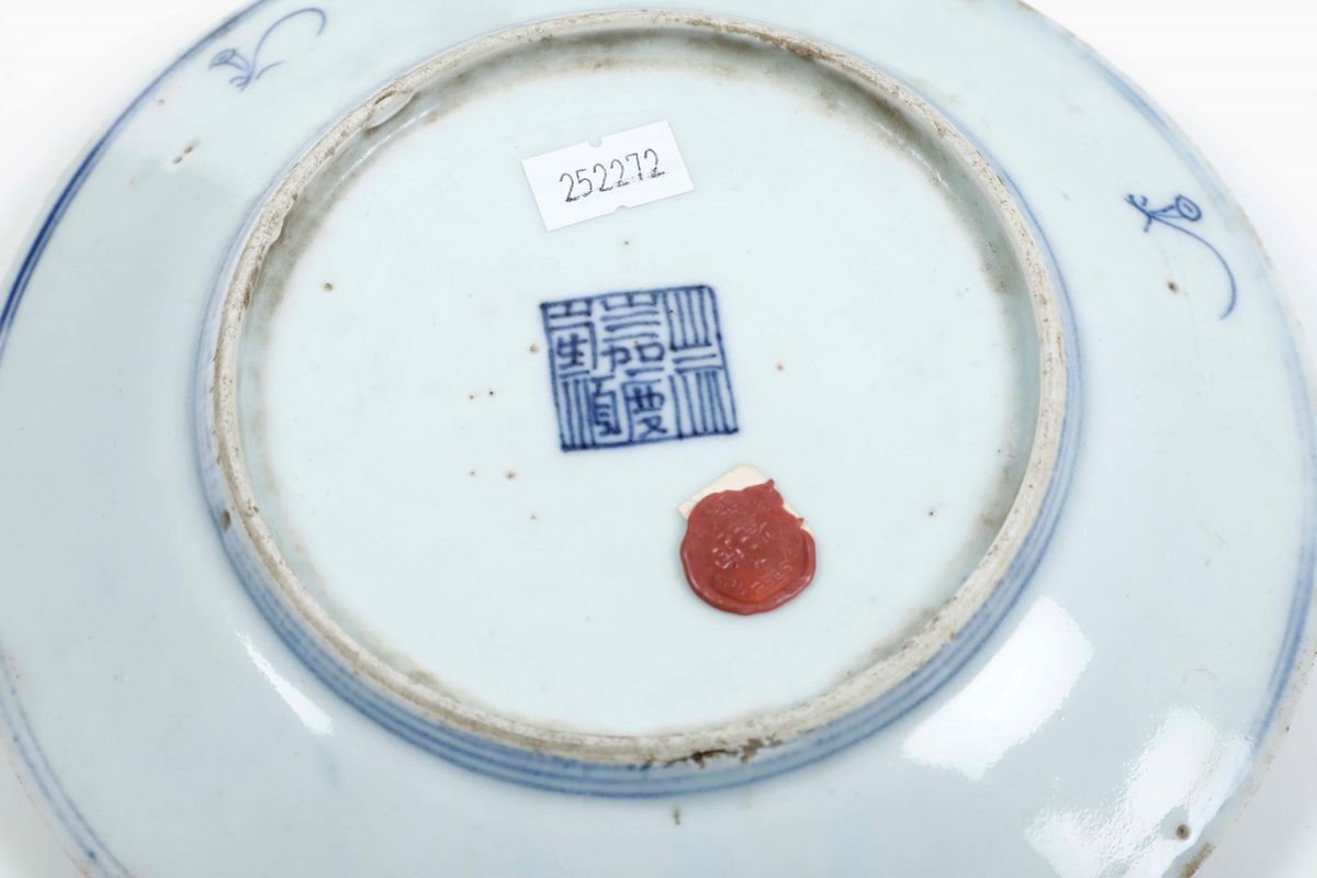 Lotto Composto da Cinque Piatti in Porcellana Bianca e Blu con Decori Naturalistici, Cina, Dinast...