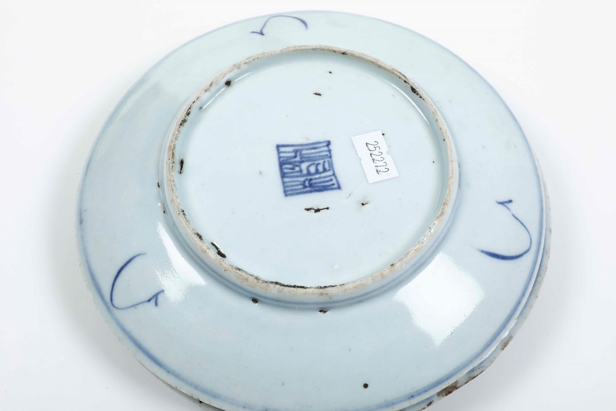 Lotto Composto da Cinque Piatti in Porcellana Bianca e Blu con Decori Naturalistici, Cina, Dinast...