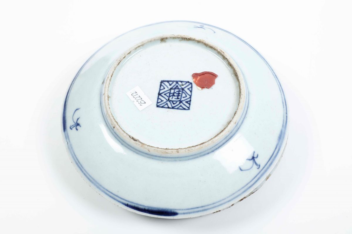 Lotto Composto da Cinque Piatti in Porcellana Bianca e Blu con Decori Naturalistici, Cina, Dinast...