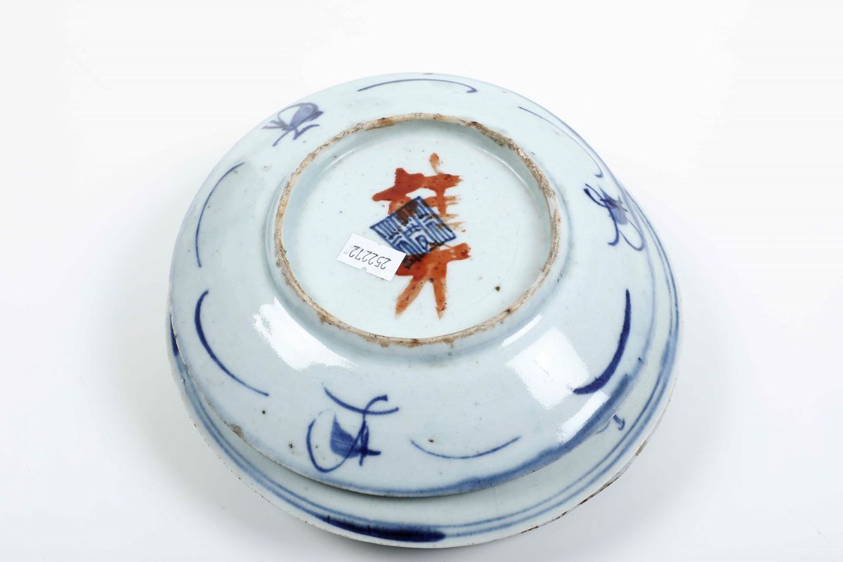 Lotto Composto da Cinque Piatti in Porcellana Bianca e Blu con Decori Naturalistici, Cina, Dinast...