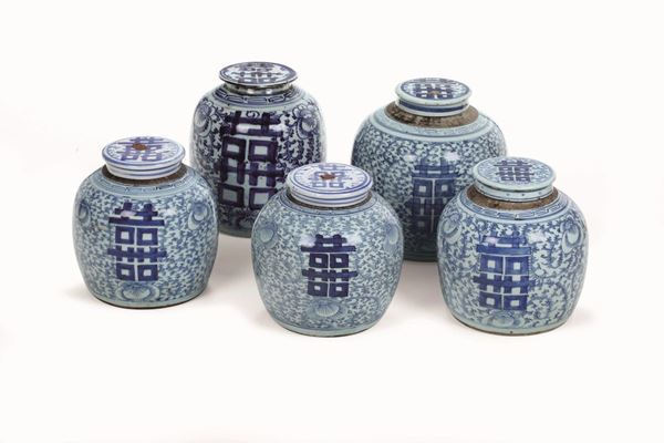 Lotto composto da cinque Ginger Jar in porcellana bianca e blu con decori floreali e ideogrammi, Cina, Dinastia Qing, XIX secolo