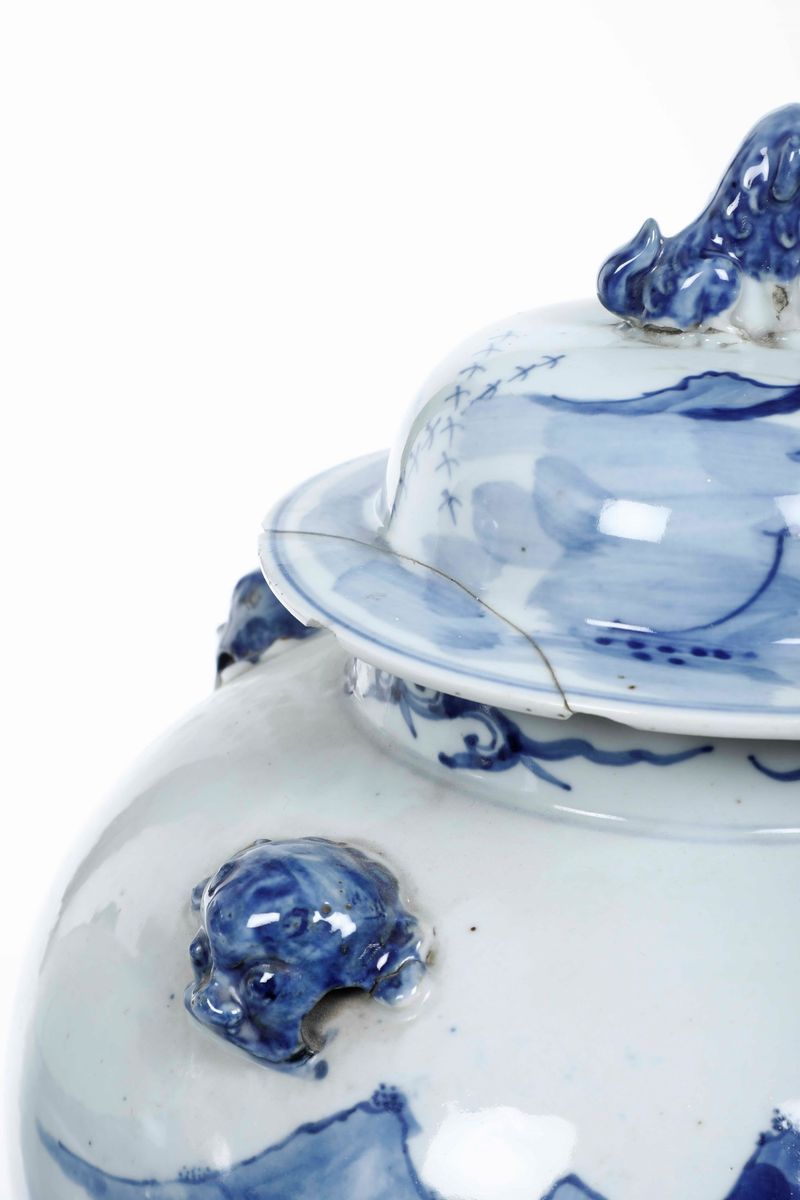 Coppia di Potiches in Porcellana Bianca e Blu con Raffigurazioni di Paesaggi, Mascheroni e Presa ...